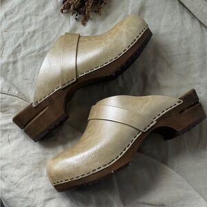 Sanita pearly tan clogs 37